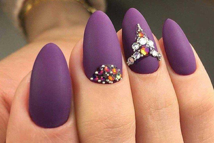 Manucure violette avec strass et pierres
