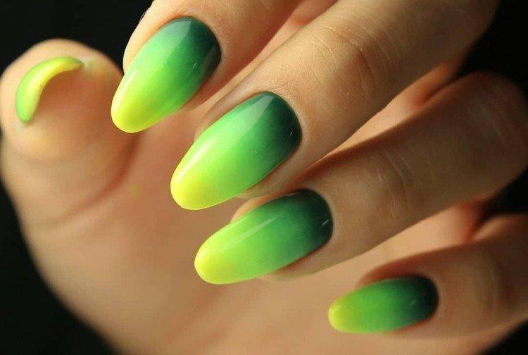 Manucure jaune-vert