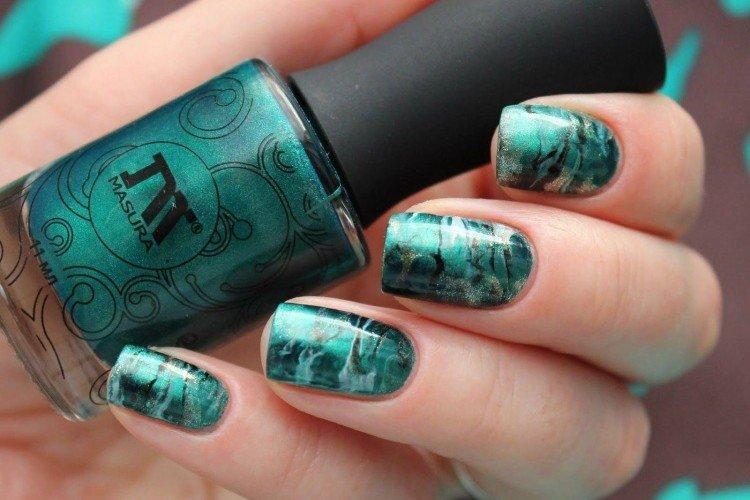 Manucure verte avec des taches