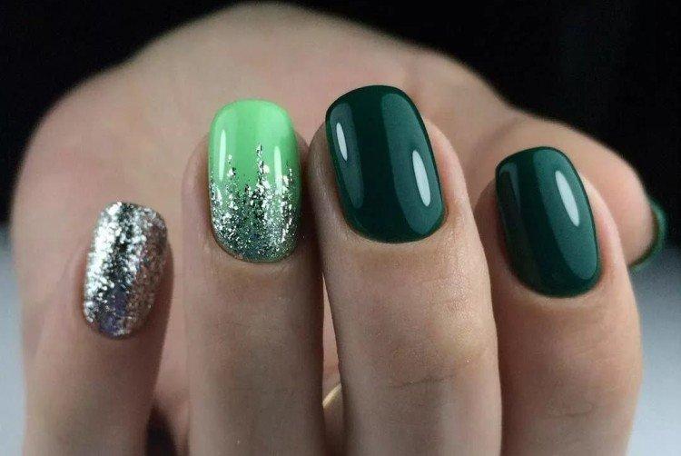 Manucure à paillettes vertes