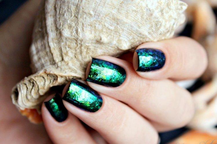 Manucure aux flocons verts