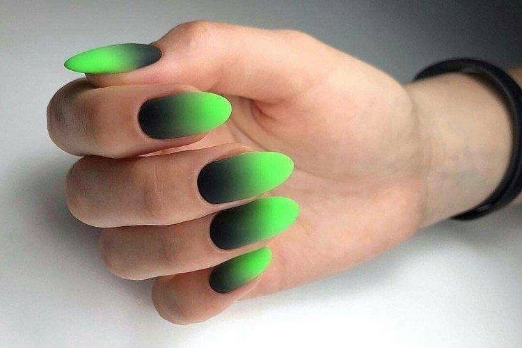 Manucure noire et verte