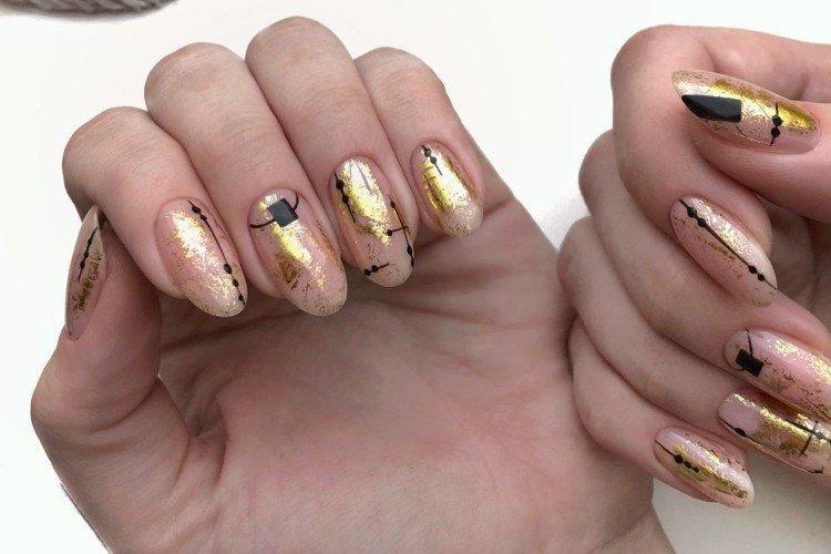 Manucure nue avec du papier d'aluminium