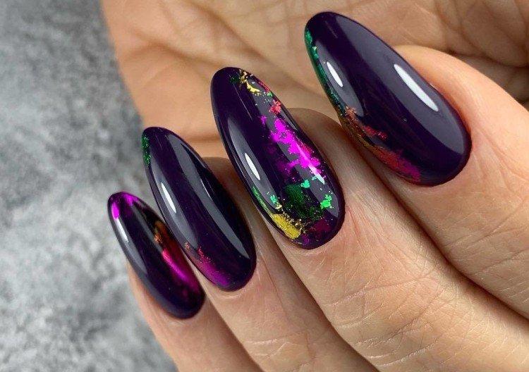 Manucure avec papier d'aluminium multicolore