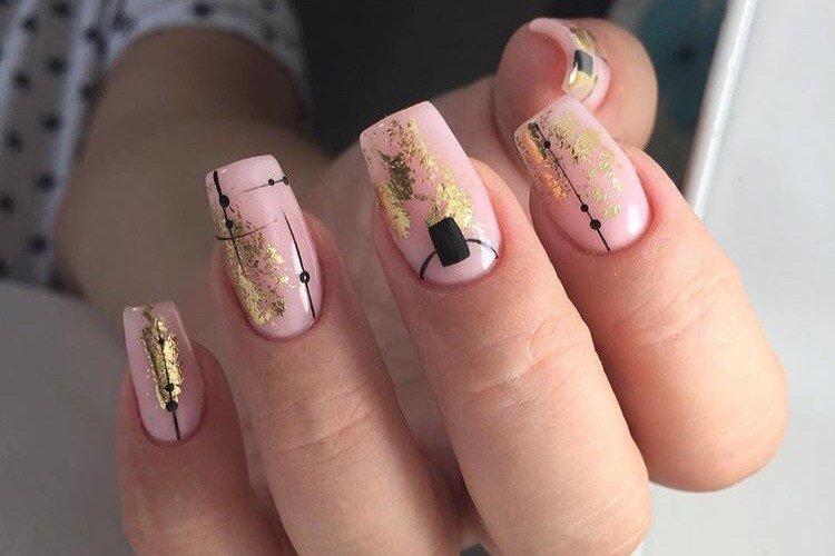 Manucure avec papier d'aluminium et dessins