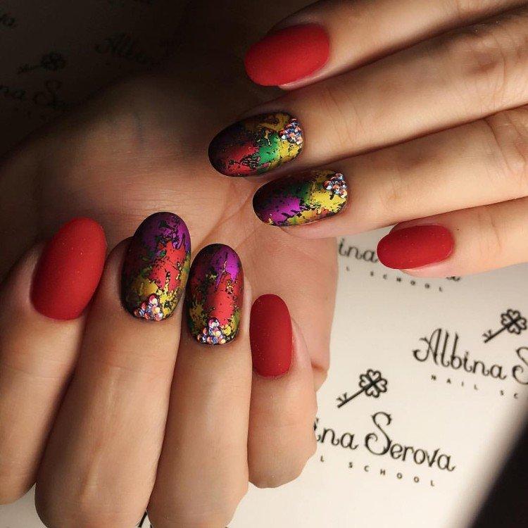 Manucure mate avec papier d'aluminium