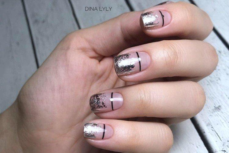 Manucure avec papier d'aluminium et rayures