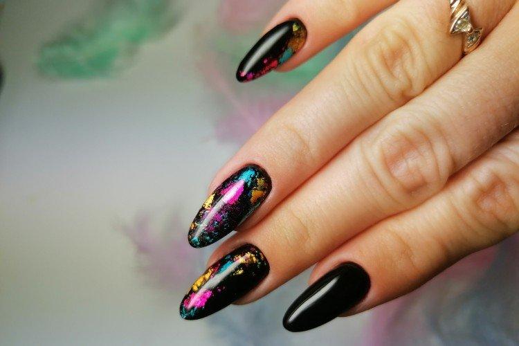 Manucure sombre avec du papier d'aluminium