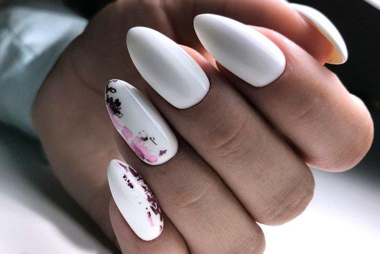 Manucure blanche avec papier d'aluminium