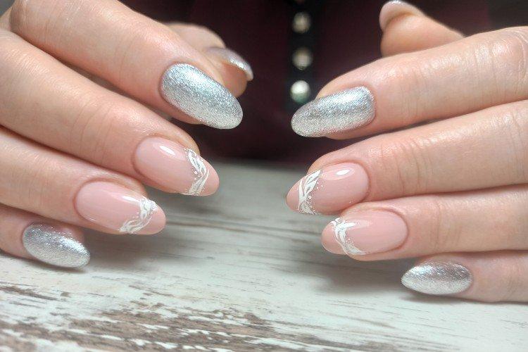 Manucure à paillettes légères