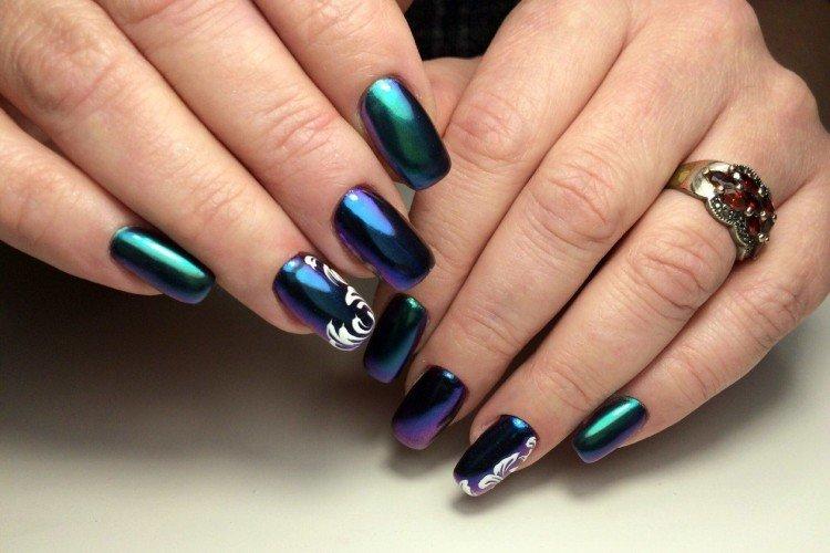 Manucure foncée avec vernis gel