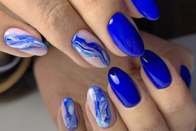 Manucure foncée avec vernis gel
