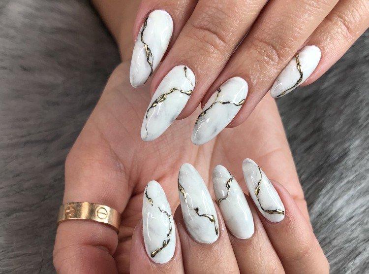 Manucure avec vernis gel pour ongles longs