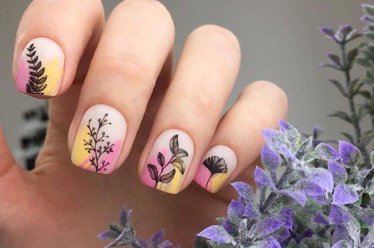 Dessins de plantes sur les ongles