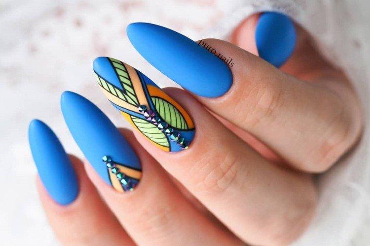 Dessins sur des ongles en amande