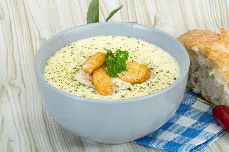 Soupe au fromage à la crème avec riz et poulet