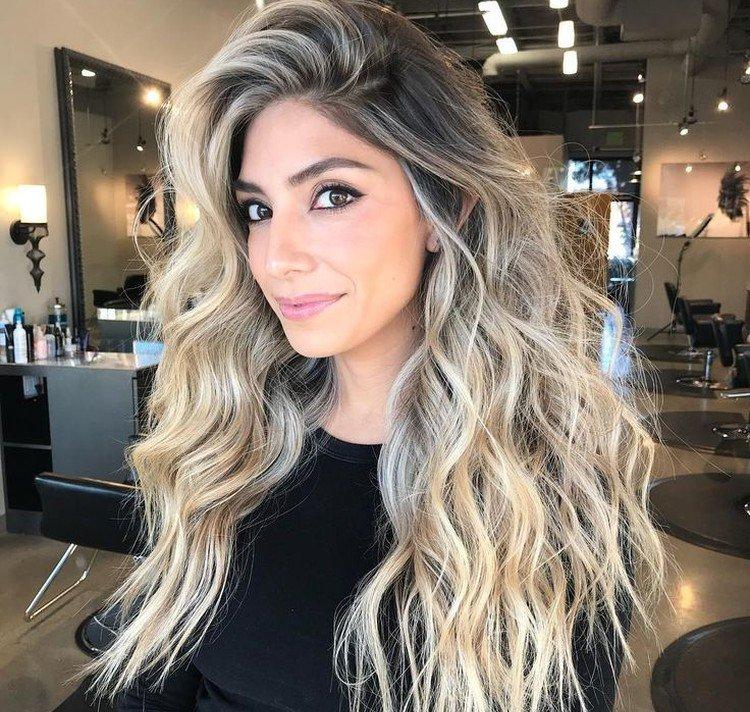 Balayage de contraste pour les cheveux foncés