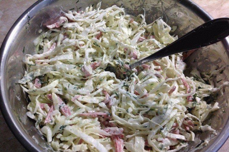 Salade de chou et saucisses