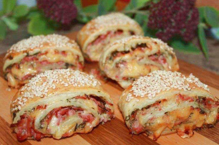 Rouleau de pâte feuilletée avec saucisse et fromage