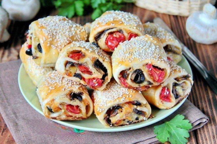 Rouleaux de pâte feuilletée aux champignons et aux olives