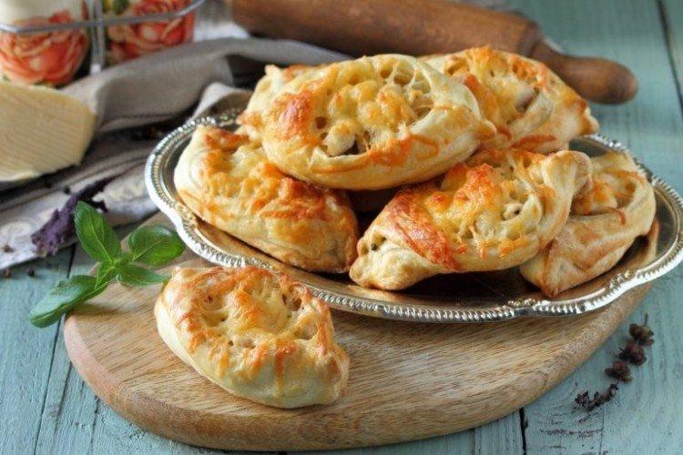 Apéritif de pâte feuilletée au poulet et aux carottes