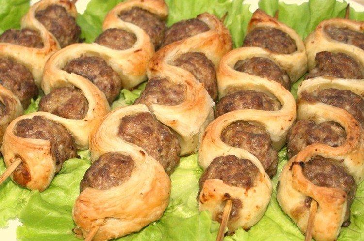 Boulettes de viande à la pâte feuilletée en brochettes
