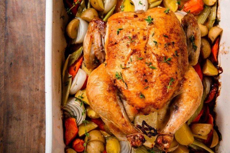 Poulet aux pommes de terre et légumes au four