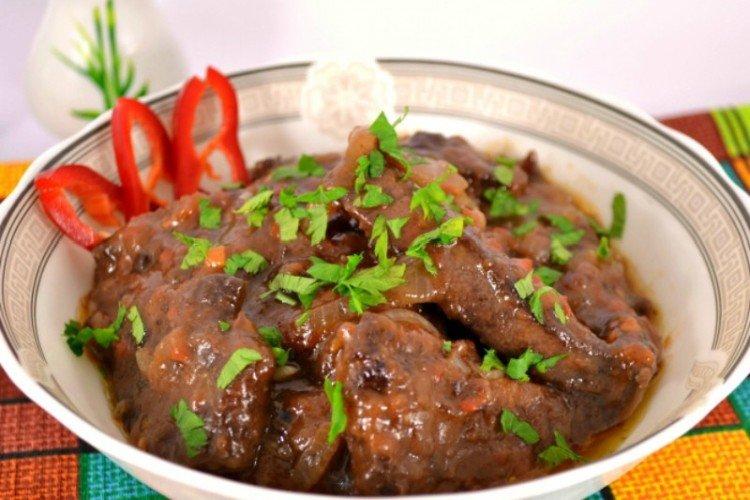 Foie de porc au poivre, tomates et fromage