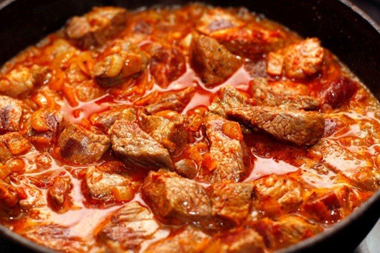 Jarret de porc à la sauce tomate