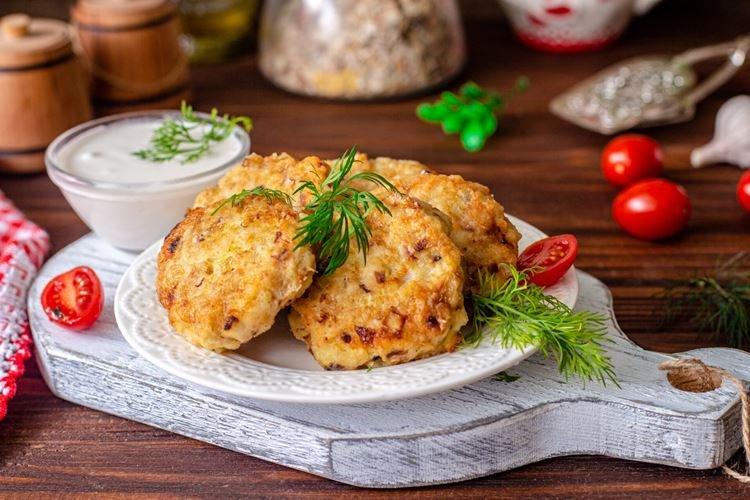 Escalopes de poisson hachées avec du fromage cottage