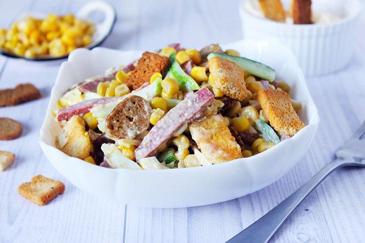 Salade de saucisses fumées et croûtons