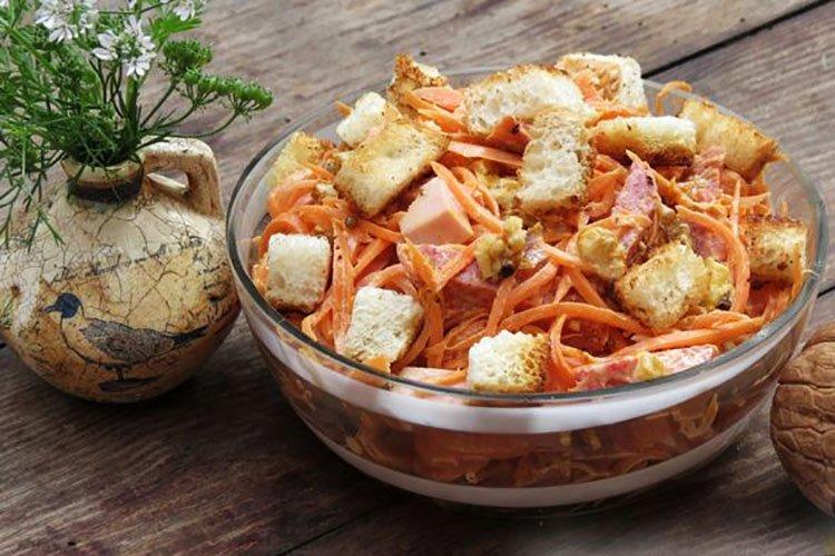 Salade de saucisse fumée, croûtons et carottes fraîches