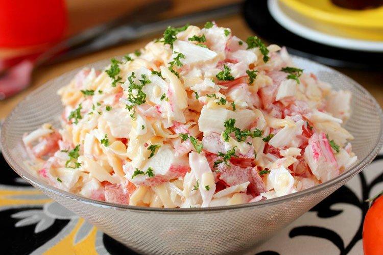 Salade royale de saucisses, bâtonnets de crabe et croûtons