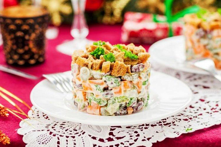 Salade croustillante au jambon et croûtons