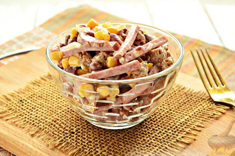 Salade aux saucisses de chasse et croûtons de seigle