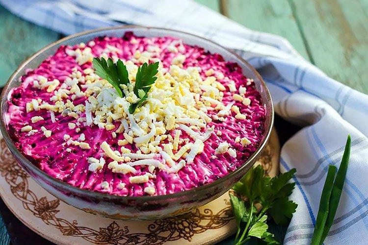 Salade de betteraves aux saucisses au lait bouilli