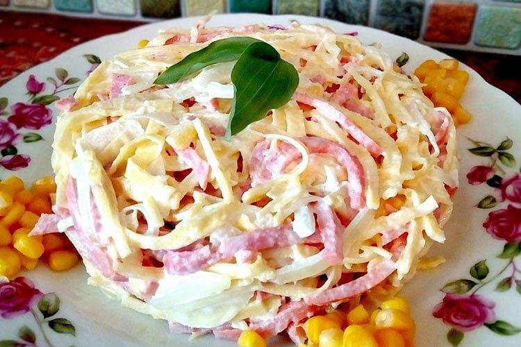 Salade aux œufs brouillés et saucisse du docteur