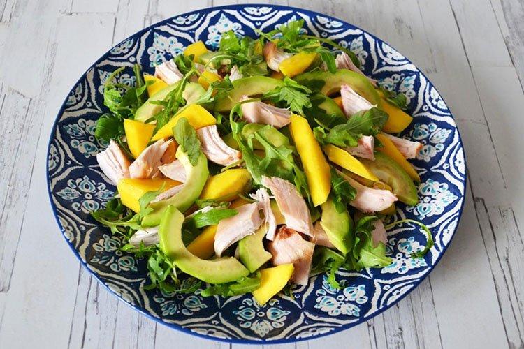 Salade à la pulpe de mangue et saucisse de veau