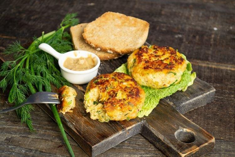 Croquettes de morue avec riz et herbes