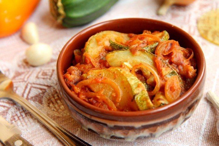 Légumes cuits à la sauce tomate