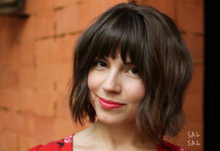 Y a-t-il une coupe de cheveux hirsute avec une frange?