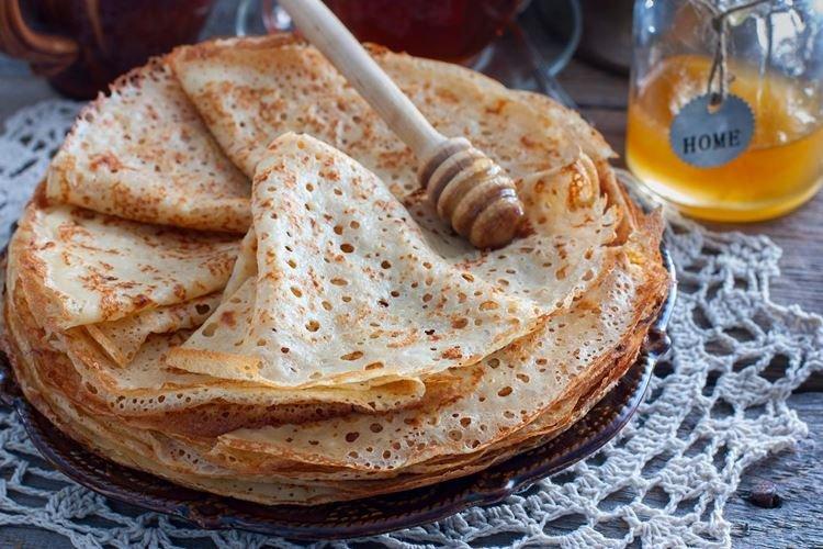 Crêpes avec des trous dans du lait avec de la levure chimique