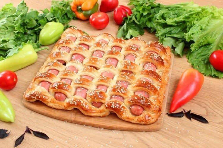 Galette de pâte feuilletée aux saucisses au four