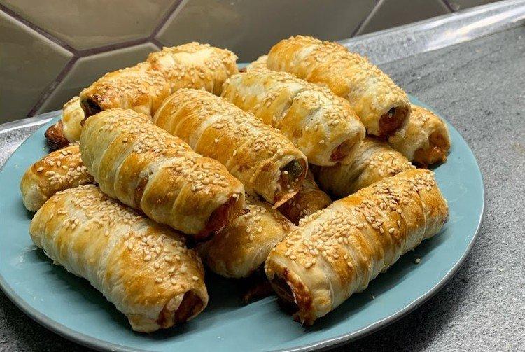 Saucisses aux cornichons en pâte feuilletée