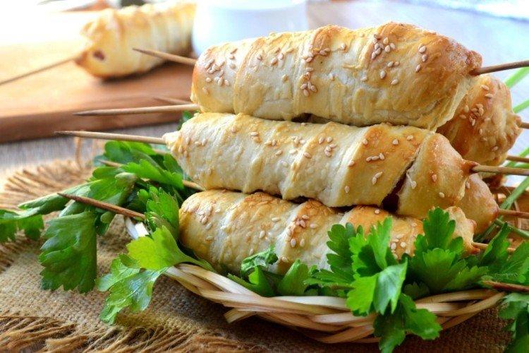 Saucisses aux champignons en pâte feuilletée sur une brochette
