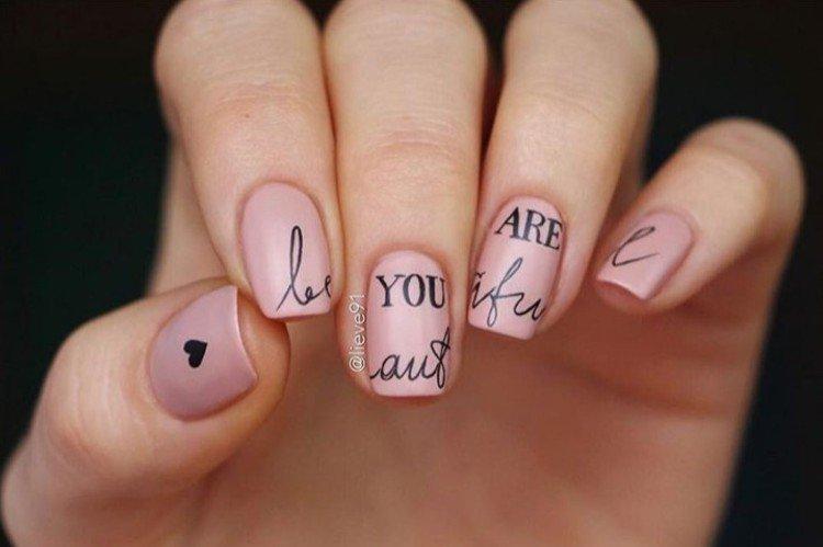 Manucure avec inscriptions