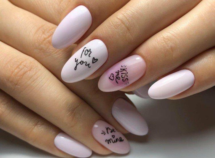 Manucure avec inscriptions