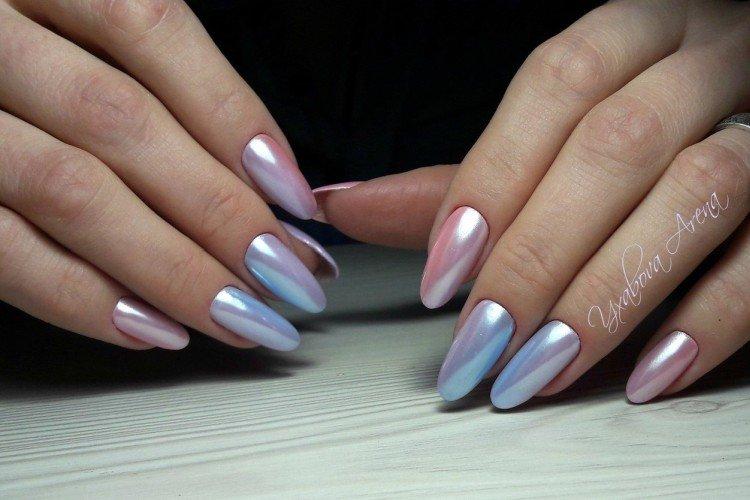 Manucure avec frottement sur les ongles longs