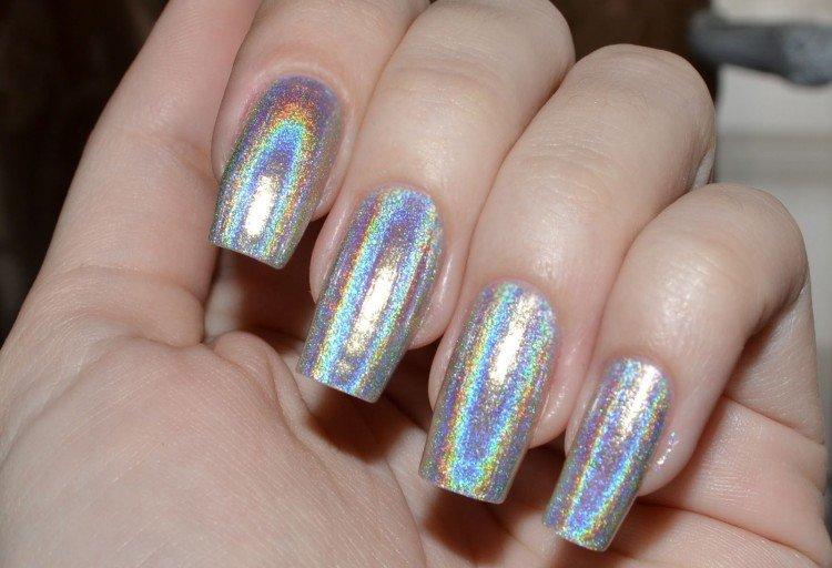 Manucure avec frottement sur les ongles longs