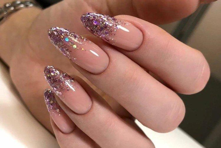 Manucure pailletée pour ongles longs